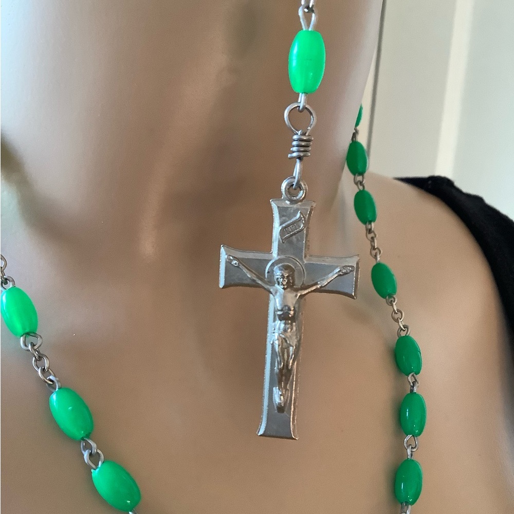 Vintage Rosary Cross Necklace Green - Picture 2 of 10
